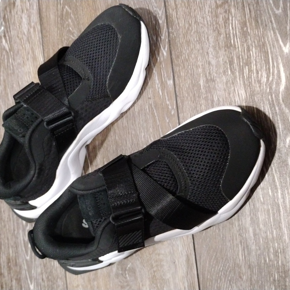 Sorel womens black leather and black mesh sneakers. Mint condition. Size 9